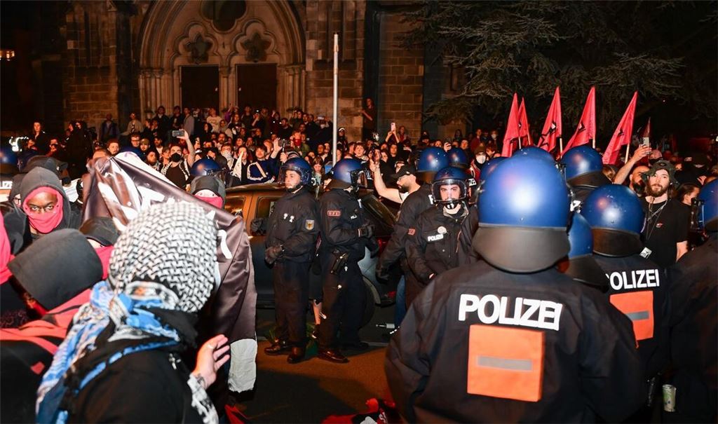 Die Gewerkschaft der Polizei spricht nach der Demonstration am Abend des 1. Mai in Berlin-Kreuzberg von einer gemischten Bilanz.