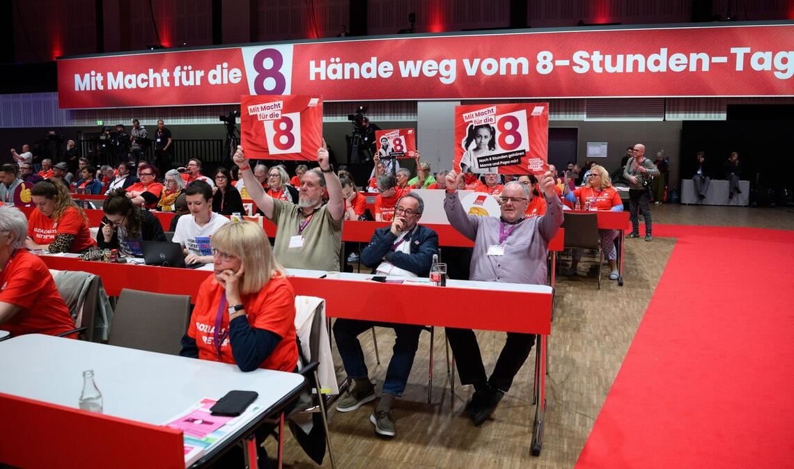 Die Gewerkschaften wollen den Acht-Stunden-Tag verteidigen. (Archivbild)