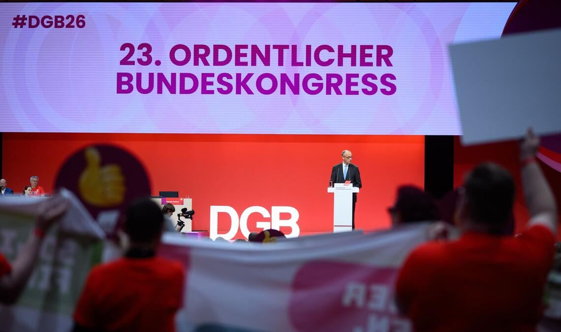 Die Gewerkschafter bereiten dem Kanzler einen eiskalten Empfang.