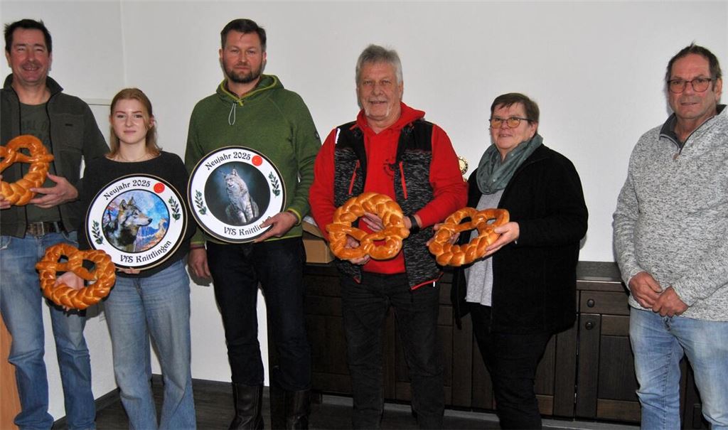 Die Gewinner des Brezelschießen mit Oberschützenmeister Edgar Müller (r.).