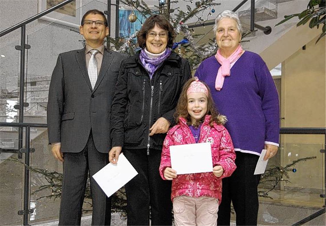 Die Gewinner des Weihnachtsgewinnspiels zu Besuch im Verlagshaus der Elser Gruppe Druck und Medien: Den ersten Preis sicherte sich Julia Abel (2.v.re). Sie bekam von Anzeigenverkaufsleiter Jochen Elmer (li.) einen Gutschein im Wert von 200 Euro überreicht. Den zweiten Preis, einen Gutschein über 100 Euro, nahm Marianne Fehr (re.) mit nach Hause. Helga Krucker komplettierte das Gewinner-Trio. Sie erhielt einen 50-Euro-Gutschein. 