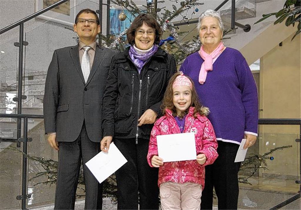 Die Gewinner des Weihnachtsgewinnspiels zu Besuch im Verlagshaus der Elser Gruppe Druck und Medien: Den ersten Preis sicherte sich Julia Abel (2.v.re). Sie bekam von Anzeigenverkaufsleiter Jochen Elmer (li.) einen Gutschein im Wert von 200 Euro überreicht. Den zweiten Preis, einen Gutschein über 100 Euro, nahm Marianne Fehr (re.) mit nach Hause. Helga Krucker komplettierte das Gewinner-Trio. Sie erhielt einen 50-Euro-Gutschein. 