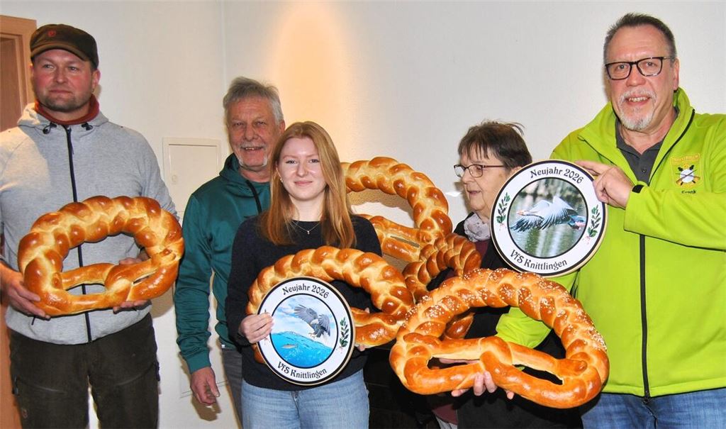 Die Gewinner mit ihren Brezeln, rechts Sportleiter Frank Siegrist. Foto: Haller