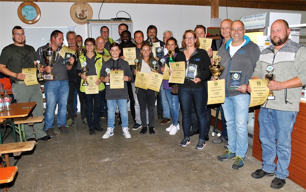 Die Gewinner stellen sich nach der Siegerehrung zusammen mit Oberschützenmeister Edgar Müller sowie dem für die Gesamtorganisation verantwortlichen Schießleiter Frank Siegrist zum Foto. Foto. Haller