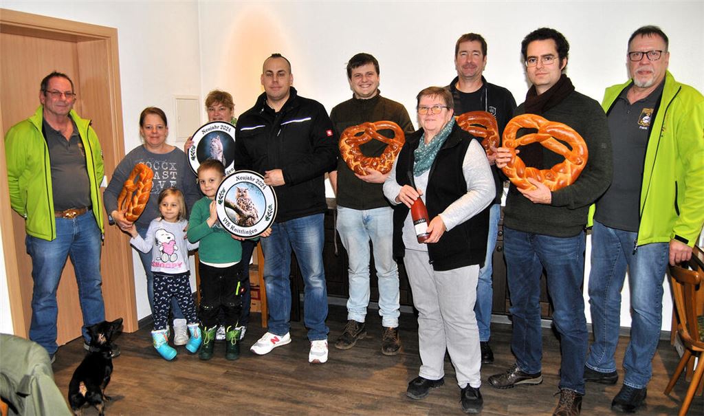 Die Gewinner von Brezeln und Ehrenscheiben beim 37. Neujahrs-Brezelschießen des Vereins für Sportschießen Knittlingen zusammen mit den die Siegerehrung vornehmenden Oberschützenmeister Edgar Müller (li.) und Schießleiter Frank Siegrist (re.).