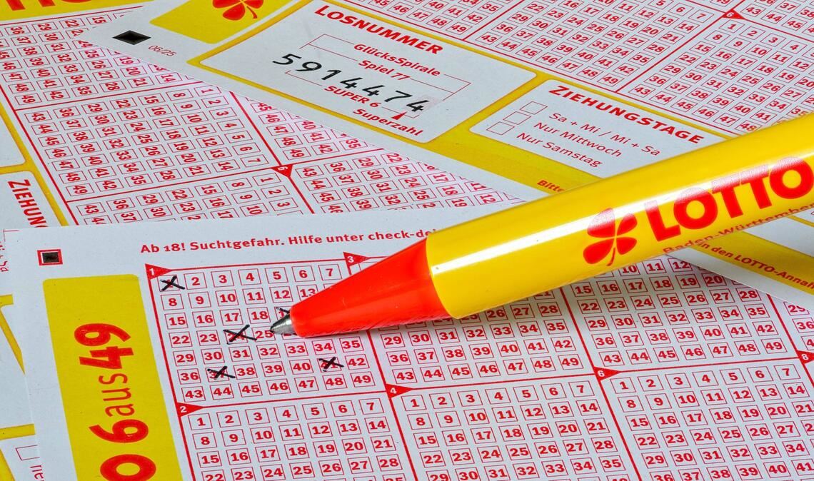 Die Gewinnerin habe mit einem sogenannten Systemschein gespielt, bei dem man mehr als sechs Felder ankreuzen kann, teilte Lotto mit.