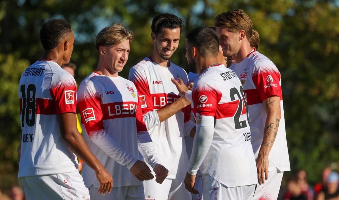Die Glückwünsche an den Torschützen zum 1:0,&nbsp; Atakan Karazor, kommen von Jamie Leweling, Angelo Stiller, Deniz Undav und&nbsp; Ramon Hendriks (v.li.)