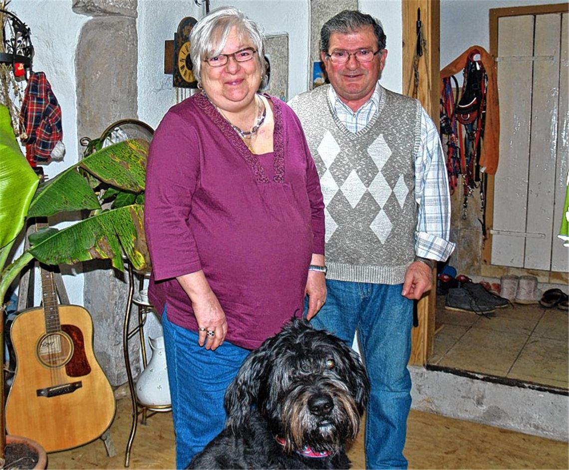 Die Goldhochzeiter mit Familienhund Konrad, der beide auf Trab hält. Foto: Filitz