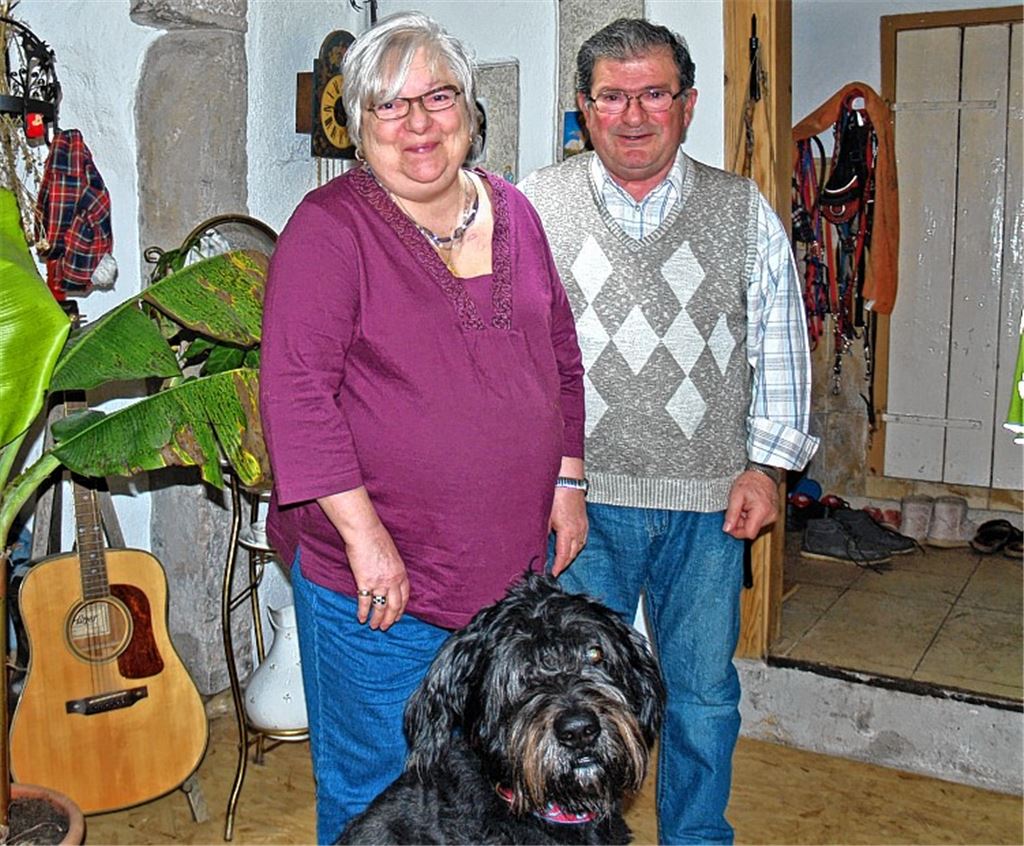 Die Goldhochzeiter mit Familienhund Konrad, der beide auf Trab hält. Foto: Filitz