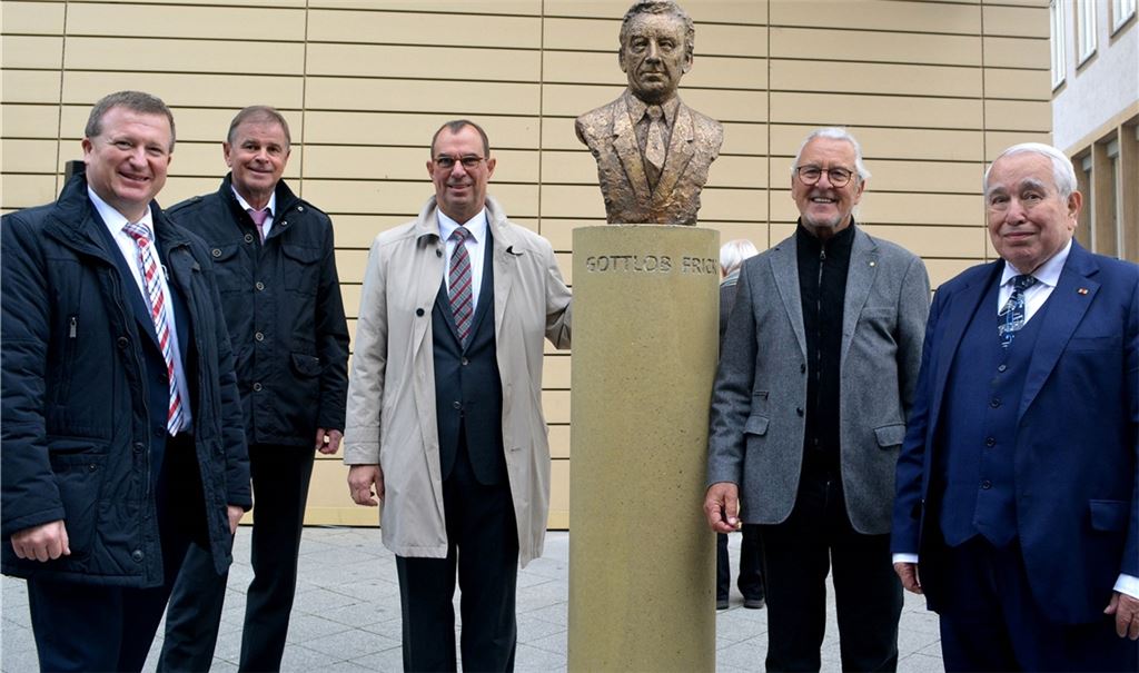 Die Gottlob-Frick-Büste hat der Künstler Kurt Tassotti (2. von re.) gestaltet. Fotos: Stahlfeld (2), privat