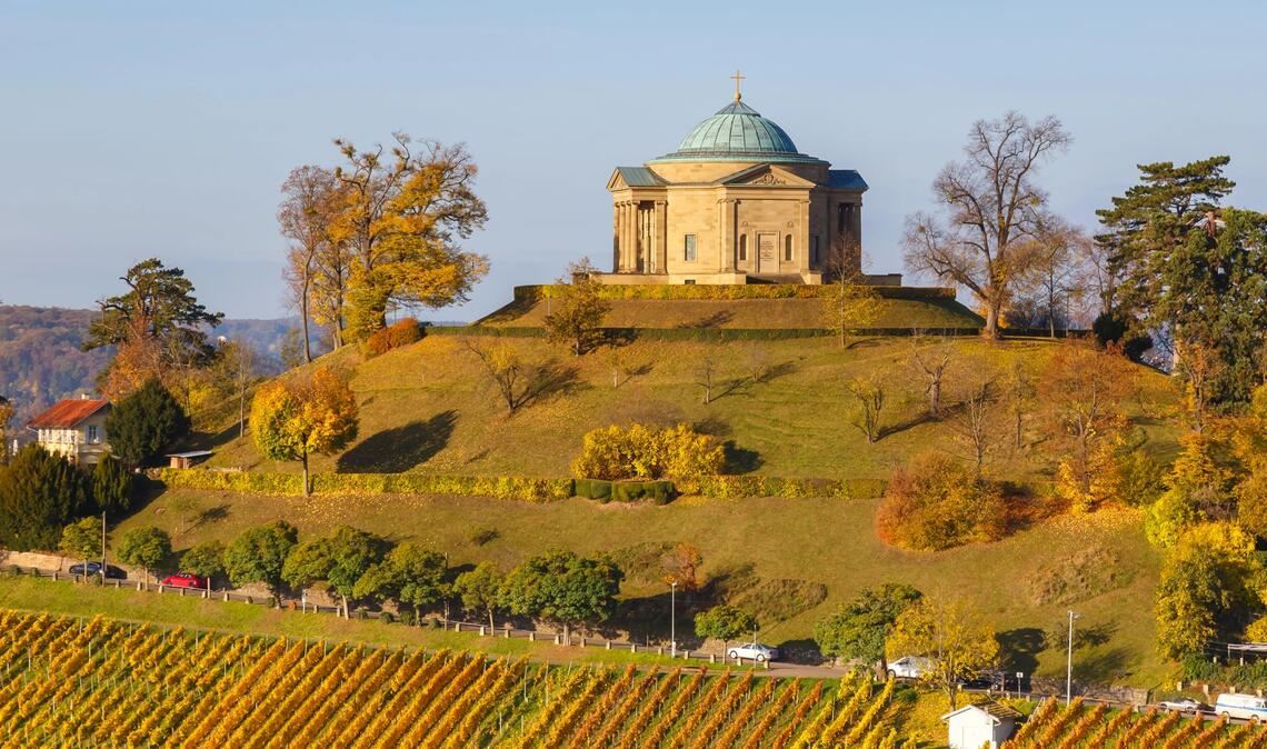 Die Grabkapelle auf dem Württemberg im farbenfrohen Herbst.