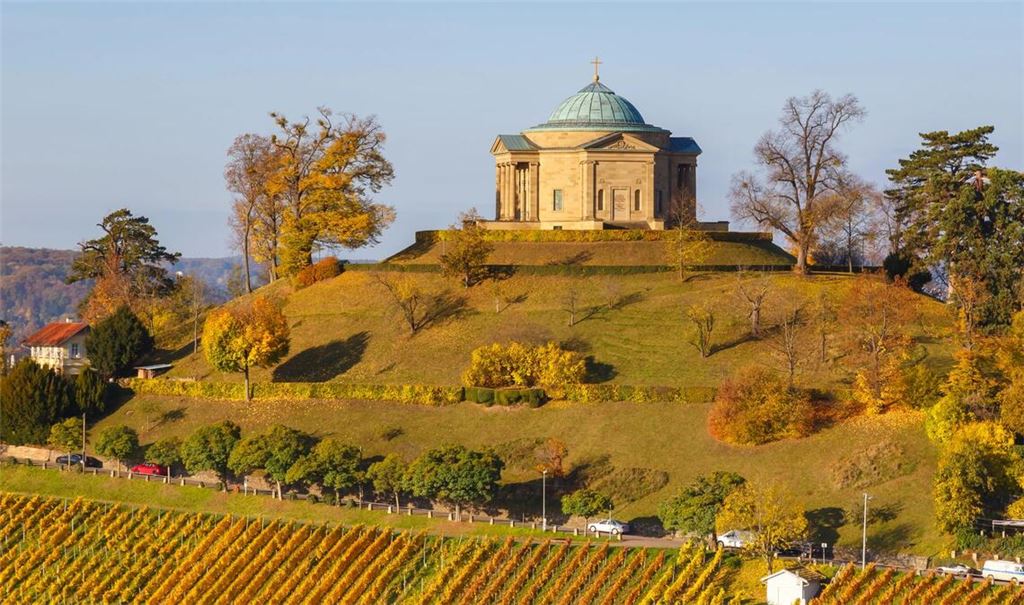 Die Grabkapelle auf dem Württemberg im farbenfrohen Herbst.
