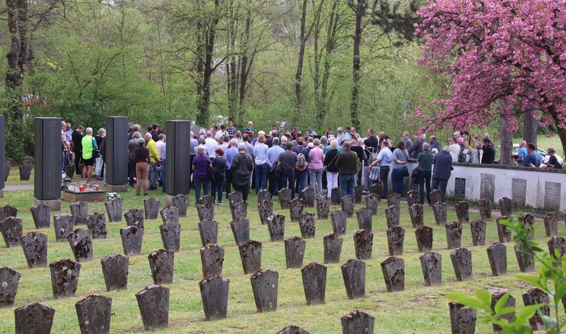 Die Grabsteine mahnen: Am Sonntag wird an die Befreiung und Auflösung des KZ Vaihingen vor 81 Jahren erinnert. Foto: Arning