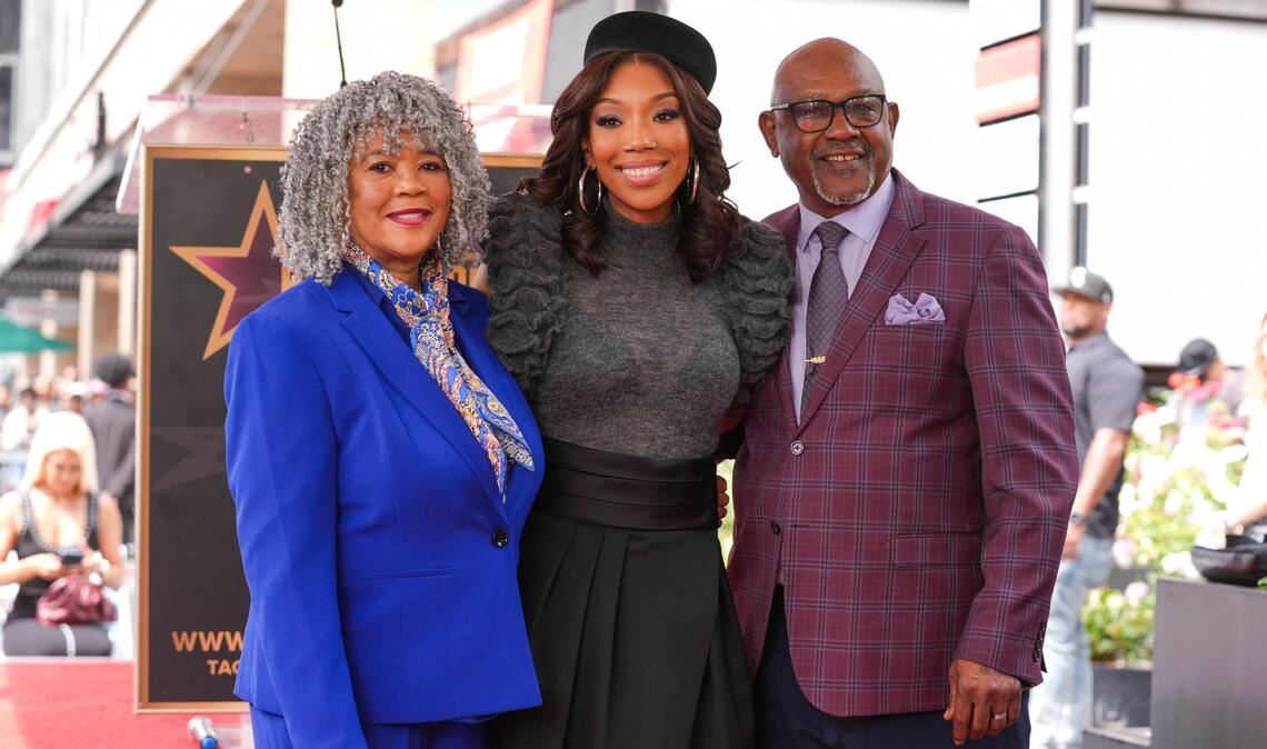 Die Grammy-Preisträgerin bringt ihre Eltern zu der Zeremonie mit.