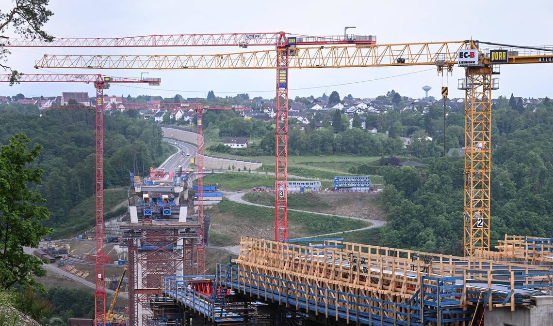 Die Großbaustelle der Bundesstrasse 32 an der Hochbrücke über das Neckartal bei Horb. Hier im Mai kamen drei Bauarbeitern beim Absturz einer Arbeitsgondel ums Leben. *