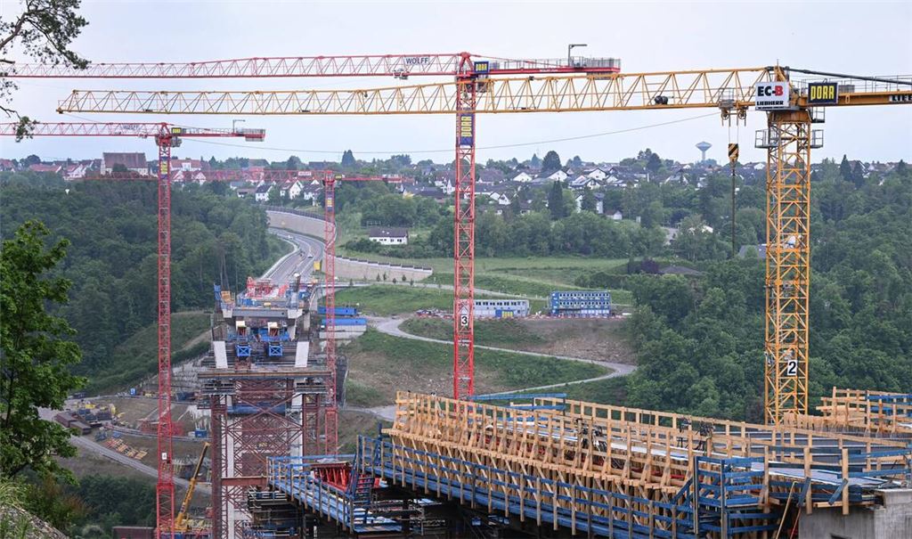 Die Großbaustelle der Bundesstrasse 32 an der Hochbrücke über das Neckartal bei Horb. Hier im Mai kamen drei Bauarbeitern beim Absturz einer Arbeitsgondel ums Leben. *