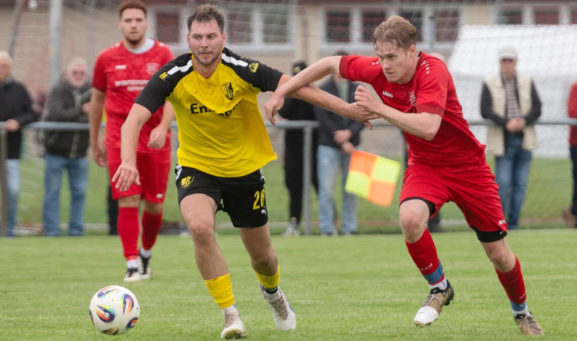 Die Großglattbacher Elf (rote Trikots) bekommt den TSV Ensingen nicht unter Kontrolle. Foto: Fotomoment