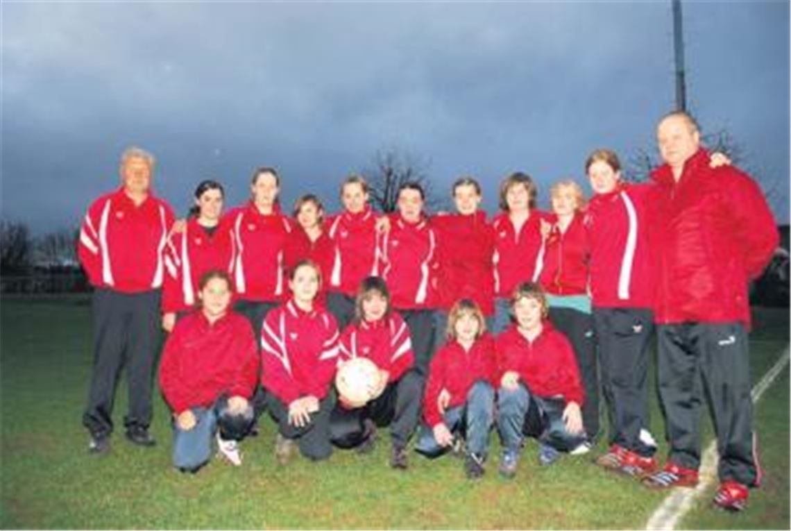 Die Großglattbacher Girls mit Trainer Werner Zigan (li.) und Co-Trainer Wolfgang Raisch sind eine verschworene Gemeinschaft, bei der sich alles nur ums runde Leder dreht
Foto: Reuter