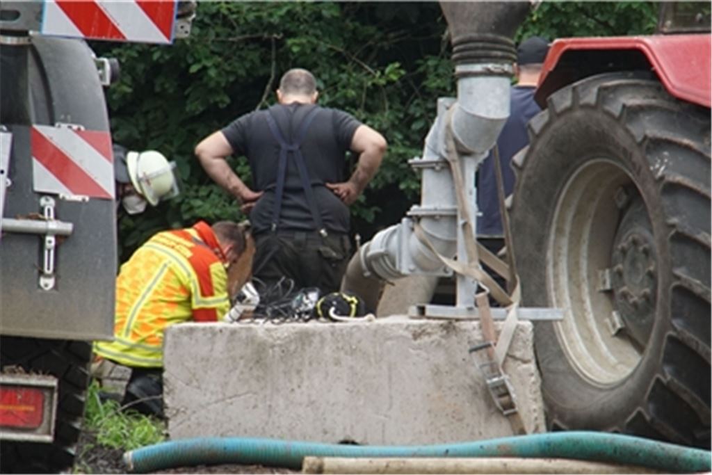 Die Grube musste leergepumpt werden, um das Opfer zu bergen. Foto: SDMG