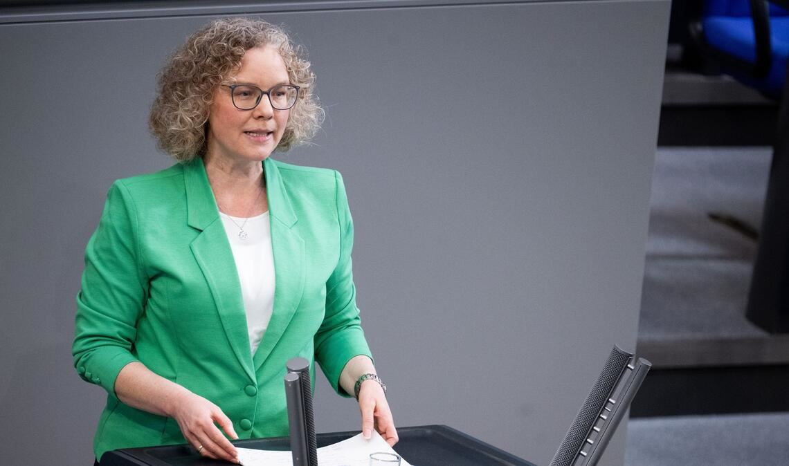 Die Grünen-Abgeordnete Julia Verlinden fordert ein Tempolimit auf Autobahnen zur Entlastung angesichts der hohen Spritpreise. (Archivbild)