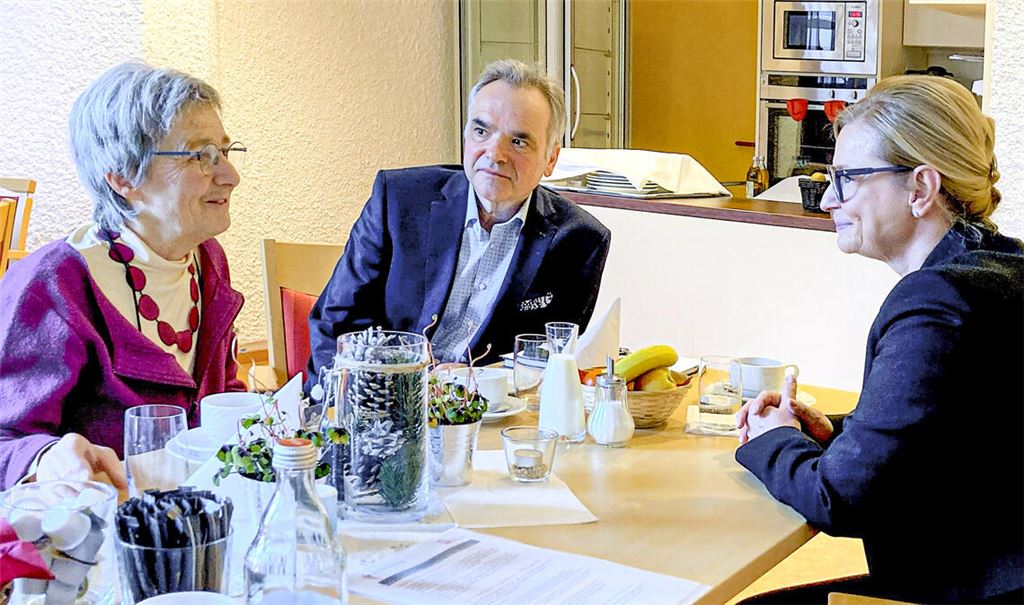 Die Grünen-Landtagsabgeordnete Stefanie Seemann (li.) tauscht sich mit Markus Schellinger und Pia Teresia Franke aus. Foto: Keppler Stiftung