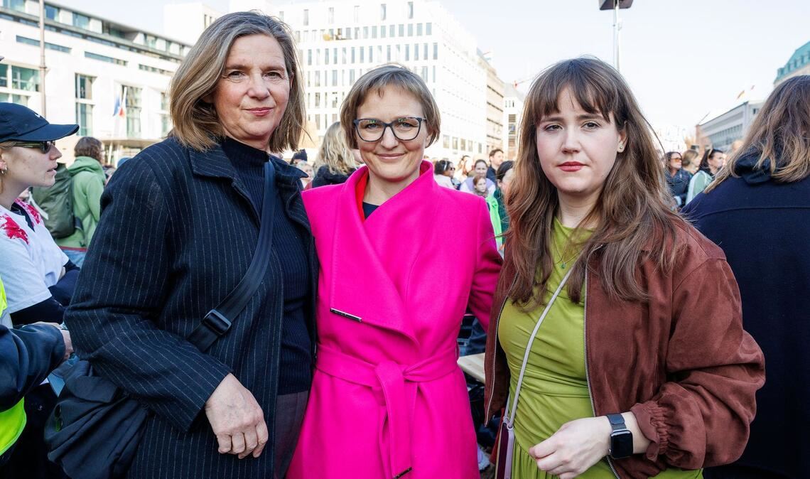 Die Grünen-Politikerinnen Katrin Göring-Eckardt, Franziska Brantner und Ricarda Lang (l-r) waren ebenfalls am Brandenburger Tor.