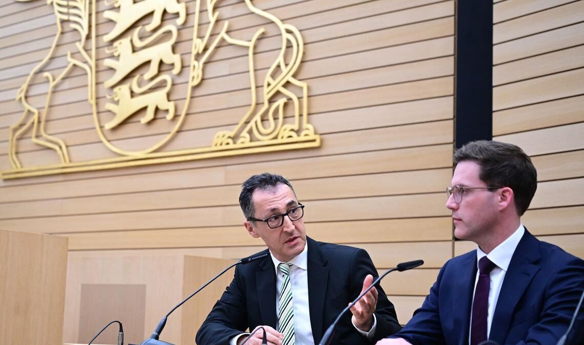 Die Grünen mit ihrem Spitzenkandidaten Cem Özdemir (links) haben die Landtagswahl in Baden-Württemberg knapp vor der CDU mit ihrem Spitzenkandidaten Manuel Hagel gewonnen.