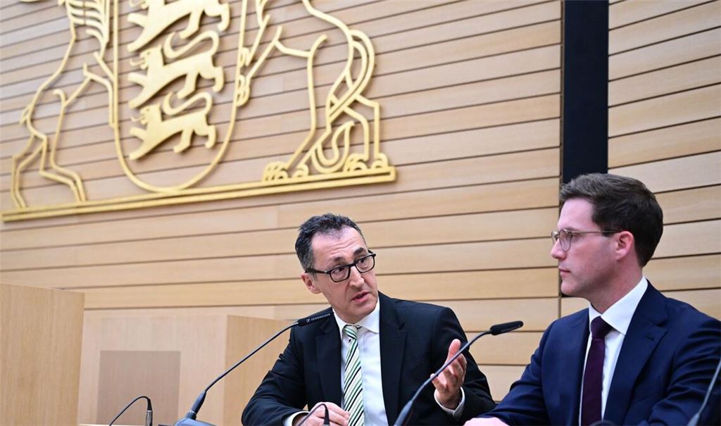 Die Grünen mit ihrem Spitzenkandidaten Cem Özdemir (links) haben die Landtagswahl in Baden-Württemberg knapp vor der CDU mit ihrem Spitzenkandidaten Manuel Hagel gewonnen.