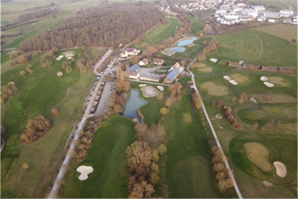 Die Grüns auf dem Golfplatz bei Ölbronn-Dürrn sind zuletzt frisch hergerichtet worden, so dass nun pünktlich zur warmen Jahreszeit der Spielbetrieb beginnen kann.Foto: Schramm