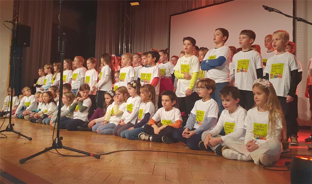 Die Grundschüler der Dürrner Kirsten-Boie-Schule sind aktiv am Jubiläum beteiligt. Mit Gesang, Theater und Tanz unterhalten die Kinder die rund 300 Gäste.Fotos: Schröder