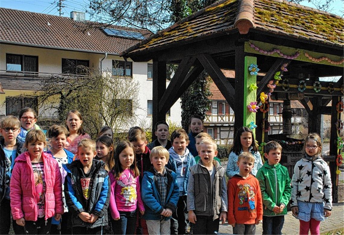 Die Grundschüler stimmen ihre Zuhörer singend auf das Osterfest ein. Foto: Stahlfeld