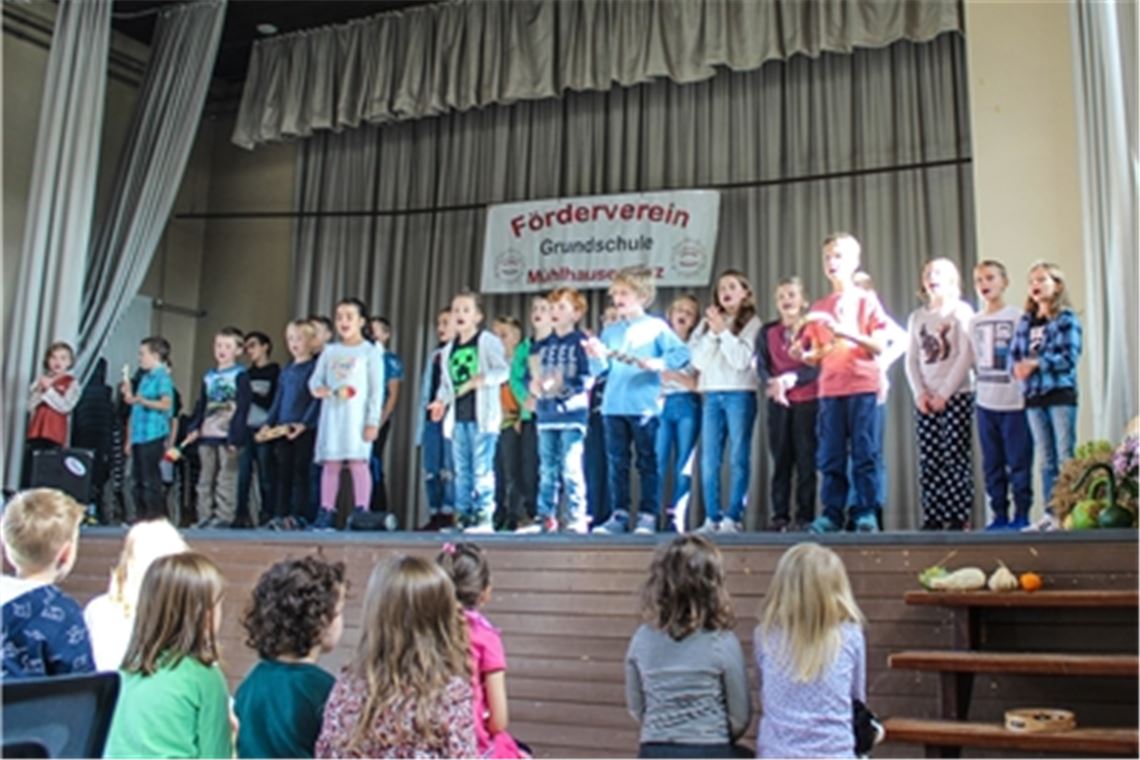 Die Grundschulkinder präsentieren gemeinsam einen Rap-Song. Foto: Gießler