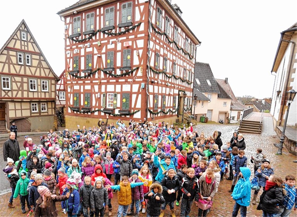 Doppelte Freude: Adventsfenster real und im Netz