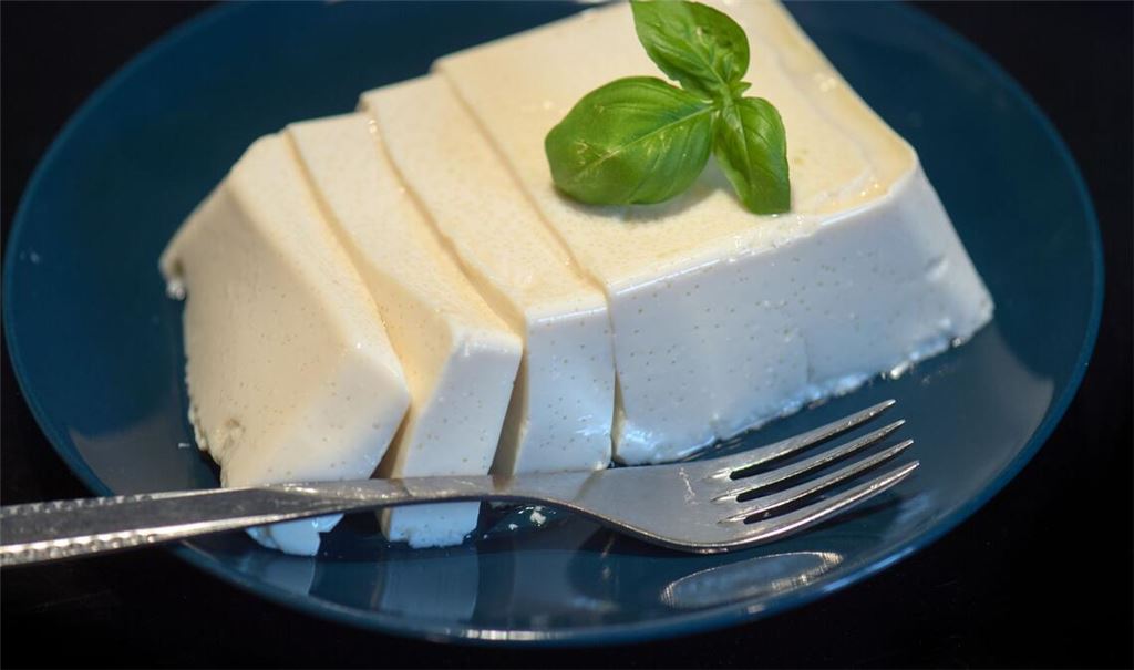Die Grundzutat für Tofu ist die Sojabohne. (Symbolbild)