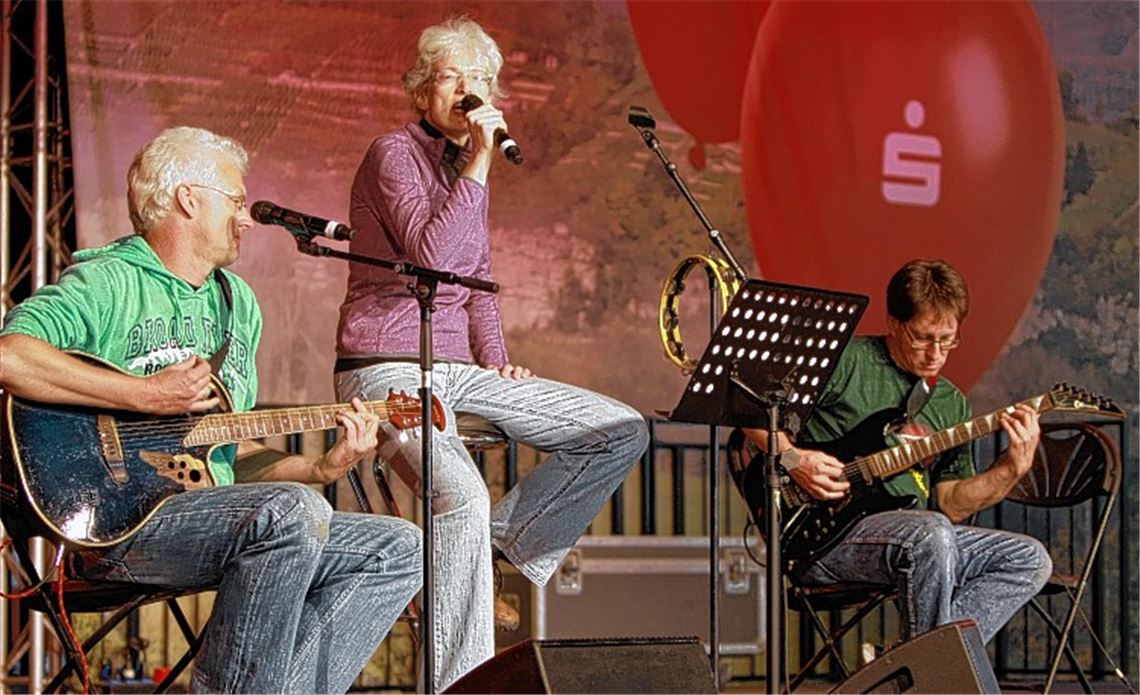 Die Gruppe „4free“ nutzt die offene Bühne als Plattform. Immer montags können sich Künstler den Besuchern der Gartenschau präsentieren.