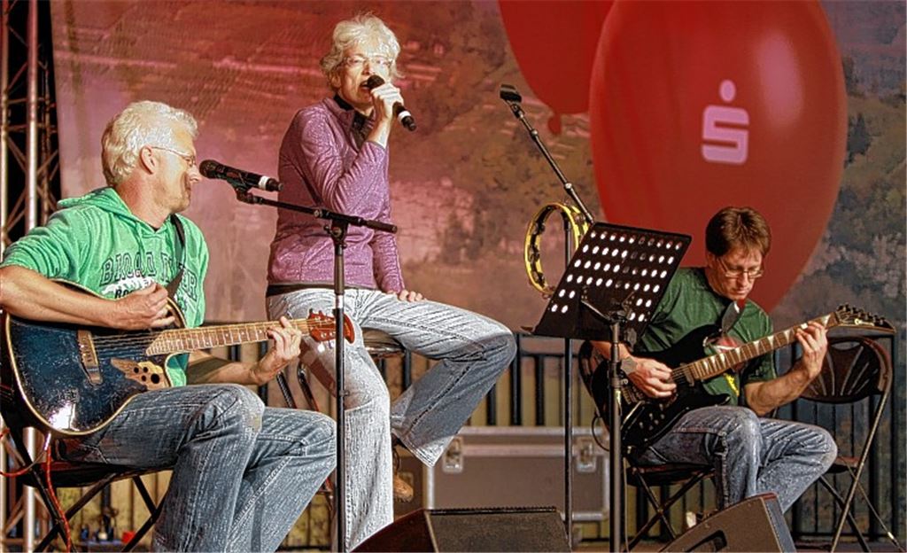 Die Gruppe „4free“ nutzt die offene Bühne als Plattform. Immer montags können sich Künstler den Besuchern der Gartenschau präsentieren.
