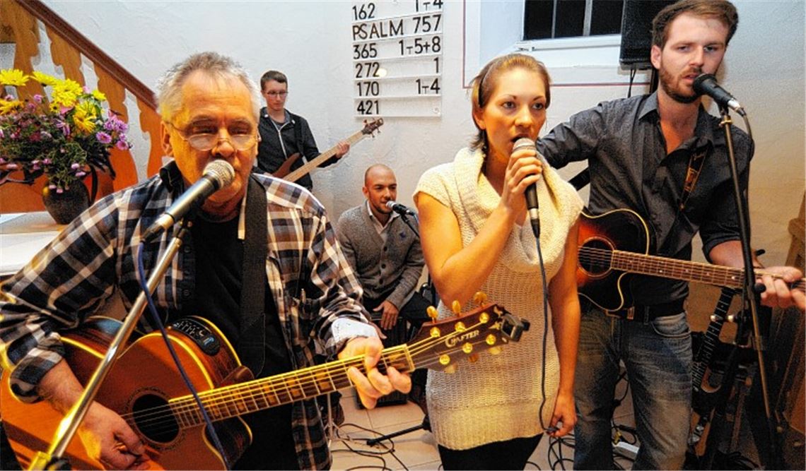 Die Gruppe Bernie’s Leut’ mit Gitarrist und Sänger Bernie Berg (li.) eröffnet das Konzert „Diamonds of Rock“ in der Waldenserkirche in Serres.