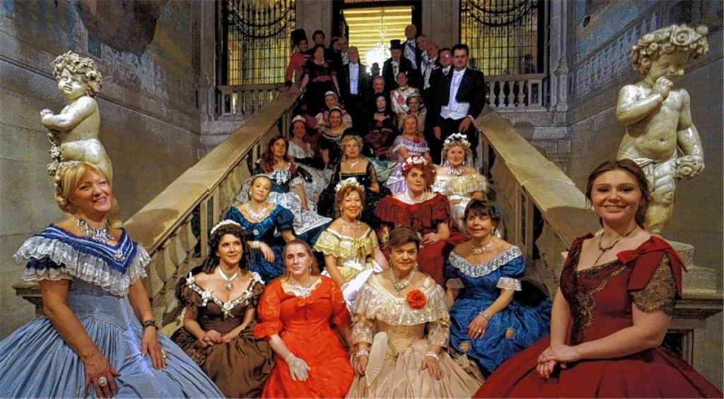 Die Gruppe „Dame e Cavalieri“ – auf deutsch „Damen und Ritter“ – bringt am Samstag und Sonntag venezianisches Karnevals-Flair auf die Gartenschau.