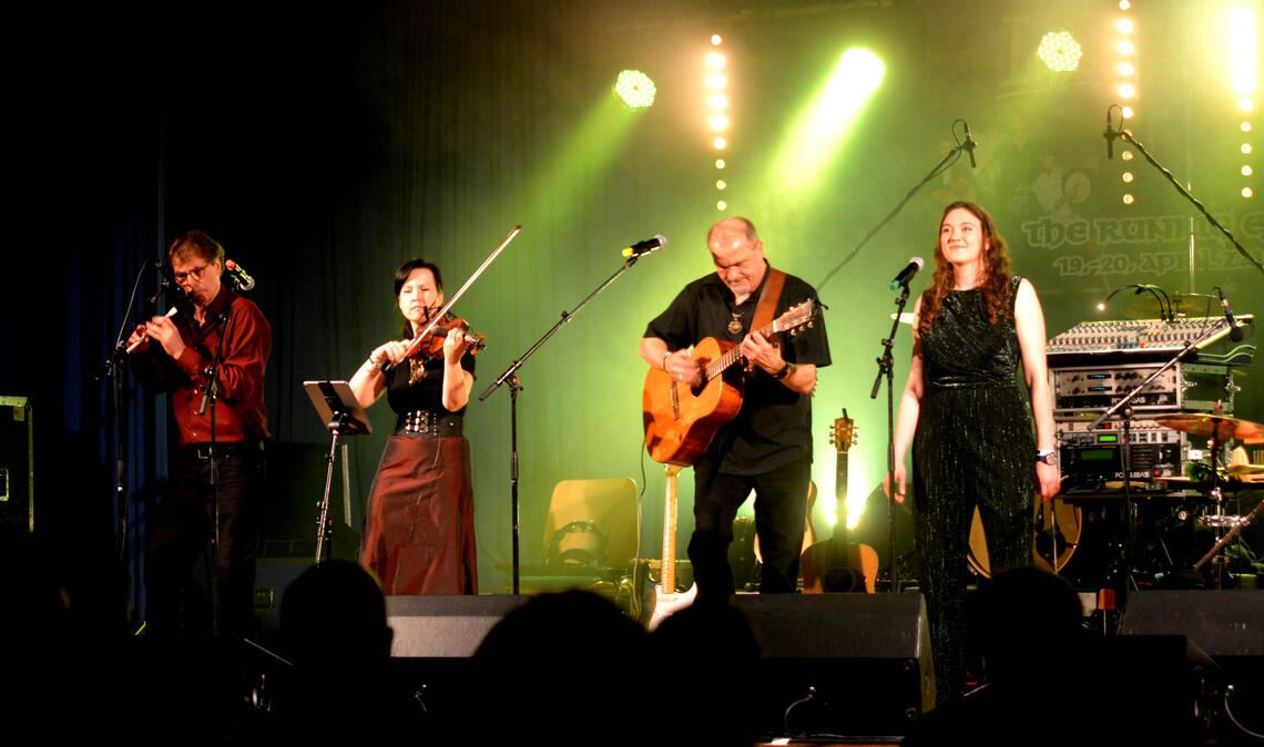 Die Gruppe Dhalia’s Lane ist seit drei Jahrzehnten Teil der Folk-Szene und begeistert das Publikum in Zaisersweiher. Fotos: Stahlfeld, privat