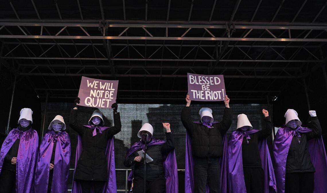 Die Gruppe Handmaidsriot stehen auf der Bühne auf dem Hamburger Rathausmarkt während der Demonstration gegen sexualisierte Gewalt gegen Frauen.