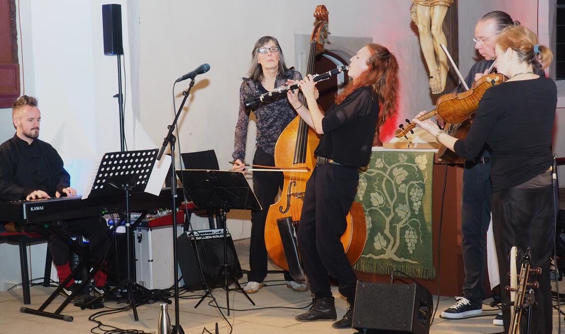 Die Gruppe „Mischpoke“ begeistert das Publikum in der Leonhardskirche mit traditioneller Klezmer-Musik. Foto: Müller