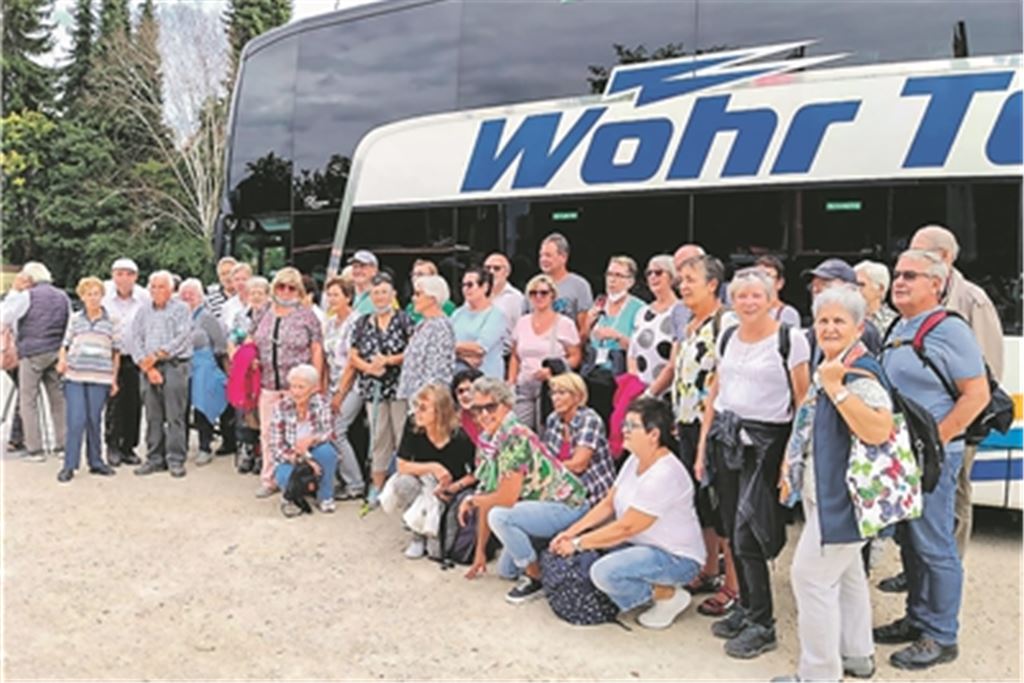 Die Gruppe des Mühlacker Tagblatt, das seinen Leserausflug gemeinsam mit dem Unternehmen Wöhr organisiert, erlebt in Überlingen ein wahres Blütenmeer. Fotos: Ch. Wetzel/Schäfer