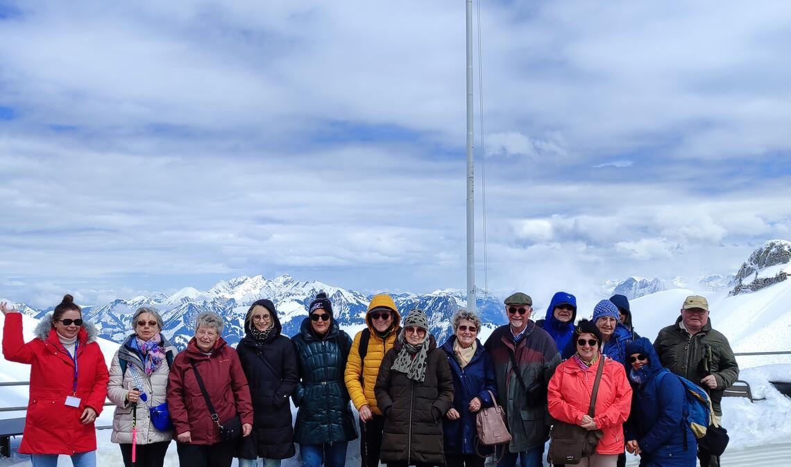 Die Gruppe mit Organisatorin Christina Wetzel am Rochers de Naye. Die nächsten beiden Bilder zeigen einen Blick auf den „Golden Pass“-Express und das Schloss Chillon. Fotos: Wetzel/privat