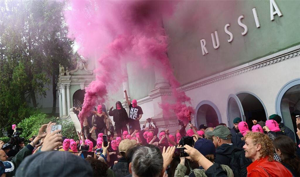 Die Gruppierungen Pussy Riot und Femen haben schon vor dem offiziellen Biennale-Start farbenfroh gegen Russlands Anwesenheit demonstriert.