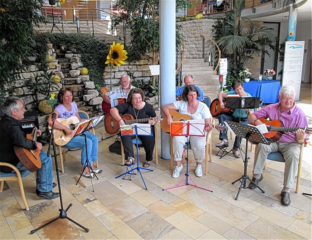 Die Gutmann-Gitarrengruppe spielt für die Senioren im DRK-Heim.