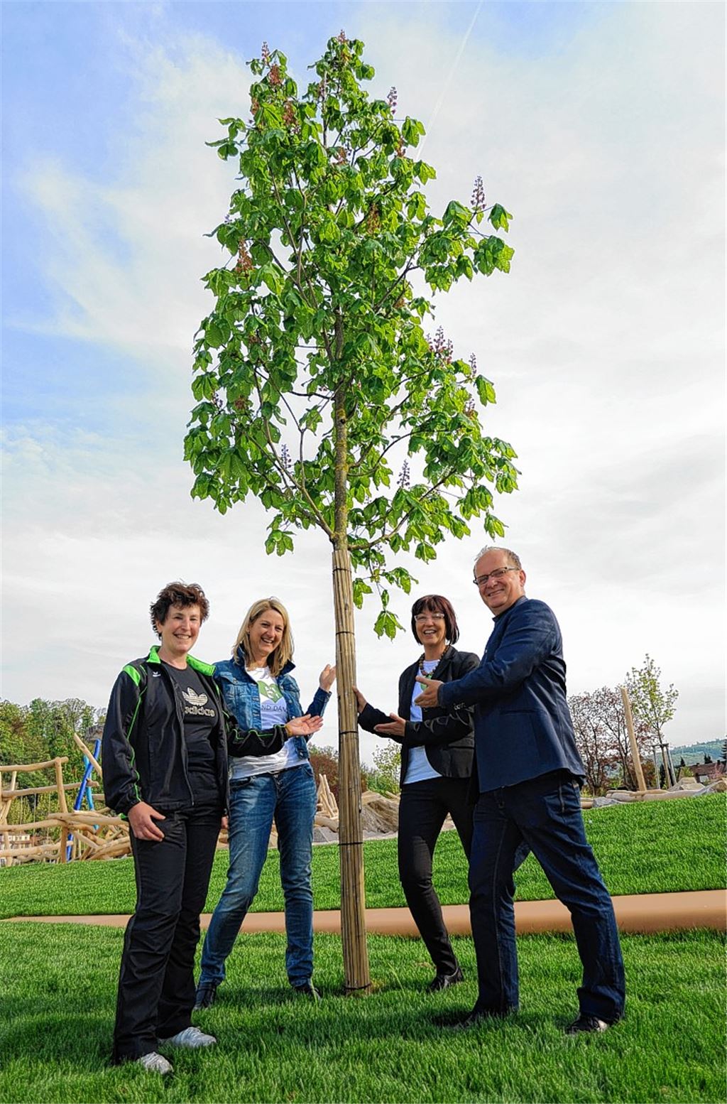 Die Gym-and-Dance–Vorsitzenden Sabine Lindauer, Andrea Wagener und Sabine Burkhard-Dürr weihen mit Bürgermeister Winfried Abicht (v. li.) einen vom Verein gespendeten Kastanienbaum ein. Foto: Fotomoment