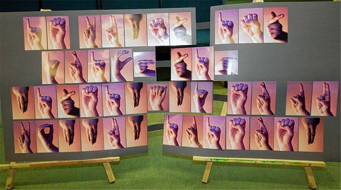 Die Gymnasiasten beeindrucken unter anderem mit einer Installation zur Gebärdensprache und dem „Rufer an der Wand“.