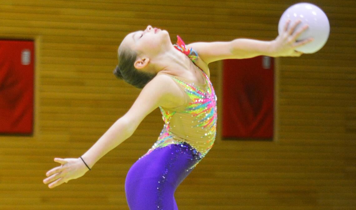 Die Gymnastin Anastasia Kopnina vom MTV Ludwigsburg begeistert mit ihrer Ballkür.