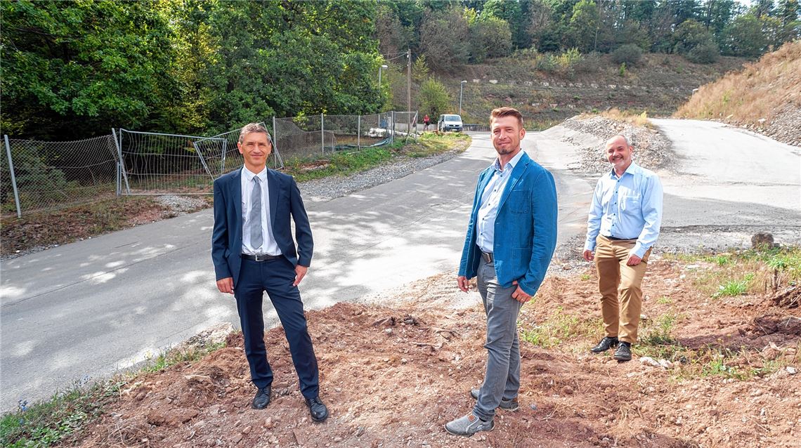 Die HDG-Geschäftsführer Frank Stephan (v.li.) und Tobias Mertenskötter erläutern im Beisein des künftigen Leiters des Amts für Abfallwirtschaft im Enzkreis, Alexander Pfeiffer, ihr Vorhaben. Rechts im Bild ist das Ostende der aktuellen Deponie Hamberg in Maulbronn zu sehen. Das Gelände links vom Zaun ist für die Erweiterung vorgesehen. Foto: Fotomoment