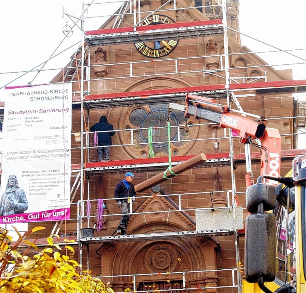 Die Halbsäulen an der Westfassade der Henri-Arnaud-Kirche werden ausgetauscht. Foto: Appich